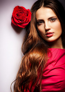 a梦摄影照片_头发上戴着红玫瑰的美丽梦幻女孩