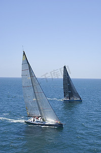 两艘游艇在加利福尼亚州团体帆船比赛中竞争