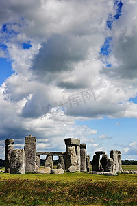 在英格兰，巨石阵与盛夏的日出和冬至的日落并列，以庆祝冬至。