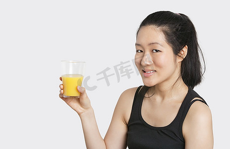 一位美女喝着橙汁的肖像