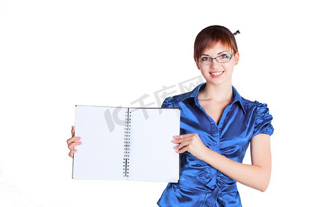 女人拿着笔记本摄影照片_国务卿在白色背景上戴着眼镜，拿着笔记本微笑