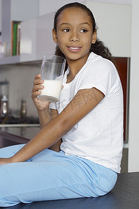 女孩（7-9）喝牛奶，室内