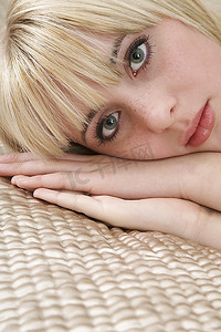 躺在床上的少女肖像(16-17岁)