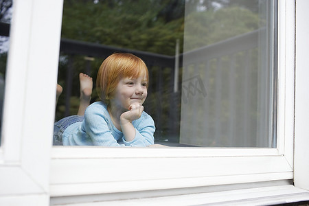 5c5c摄影照片_年轻女孩(5-6岁)在室内透过窗户看