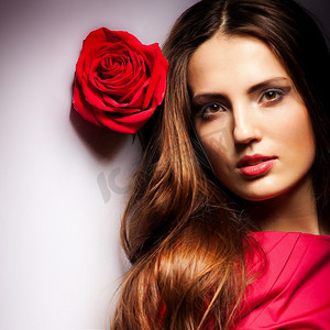 头发上戴着红玫瑰的美丽梦幻女孩