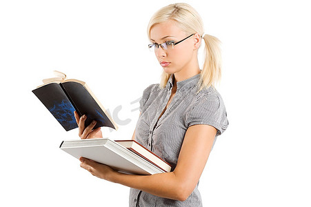 年轻漂亮的老师戴着眼镜看书