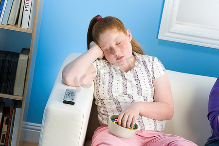 超重女孩在沙发上放松的生活场景