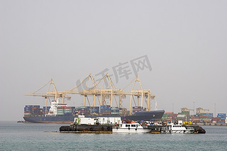 阿联酋摄影照片_阿联酋霍尔法坎，大型货轮停靠在霍尔法克港装卸货物