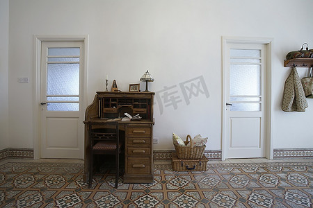 老书桌摄影照片_塞浦路斯，20世纪50年代联排别墅入口大厅的写字台