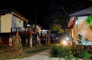 泰国，Phi Phi，夜晚的高脚屋