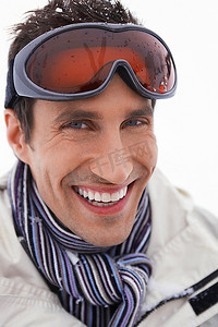戴着滑雪护目镜的男子微笑肖像特写