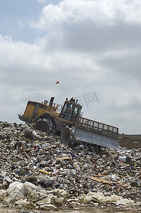 挖掘机在垃圾填埋场工作