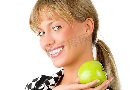 漂亮的金发女孩，一手拿着一个绿苹果，笑容灿烂