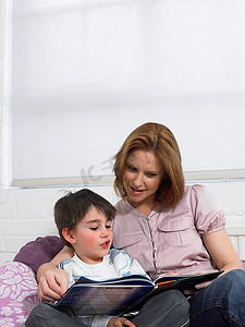 母亲给儿子读书