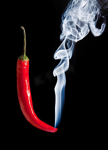 红辣椒与烟出来的尖端是燃烧和发光