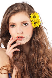 一位头发上插着黄花的年轻清新女子的美丽时尚肖像