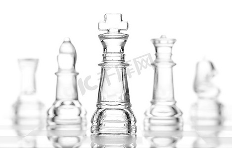 白色上孤立的透明玻璃象棋