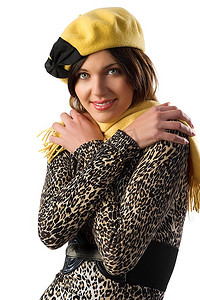 在摄影棚拍摄的一件带着漂亮的黄黑相间帽子的冬季斑点连衣裙非常可爱的女孩