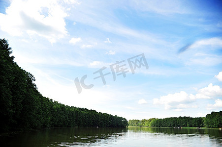 河流和天空云雾缭绕。夏季景观