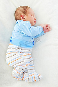 睡在白色毯子上的新生可爱的婴儿
