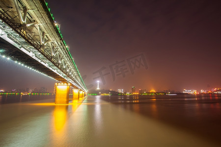 湖北省武汉市长江公路铁路桥黄昏，中国，