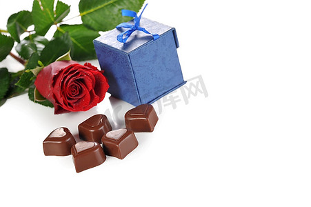 巧克力红心摄影照片_心形巧克力、玫瑰和礼品盒特写