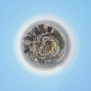 行星地球与城市在它反对天空背景