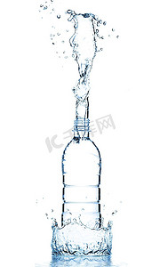 饮料瓶摄影照片_一瓶矿泉水正立在溅起的水中，从白色中切出来