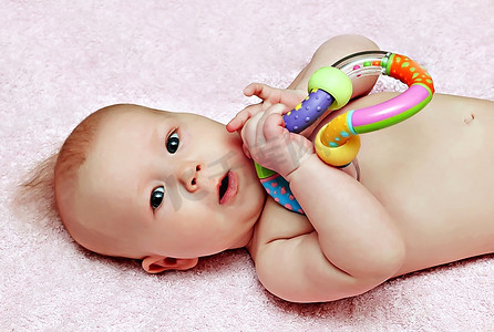 婴儿毛毯摄影照片_新生婴儿在毛毯上发出五颜六色的响声