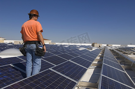 太阳能发电厂太阳能电池板中的电气工程师