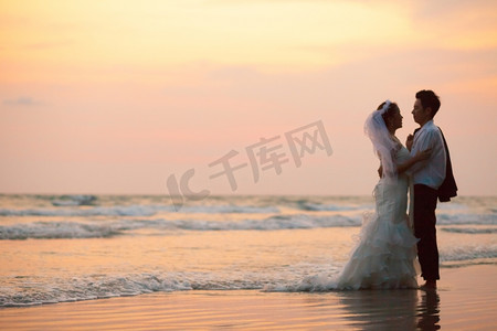 海滩婚礼摄影照片_幸福浪漫情侣海滩婚礼现场