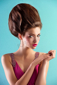 高级定制摄影照片_时尚照片中，一位留着高级定制发型的漂亮黑发女子穿着粉色晚礼服