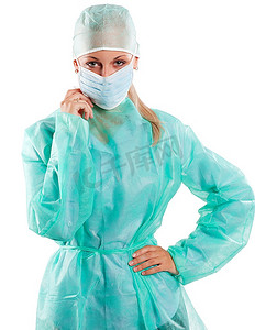 戴着绿色手术礼帽和口罩的护士正对着镜头