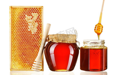 瓶装蜂蜜和勺子隔着白色