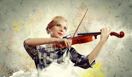 激情狂玩摄影照片_在飞溅的背景下演奏的美丽女小提琴家形象