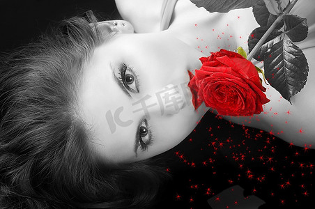 一位戴着红玫瑰的黑发美女的黑色肖像