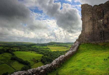 中世纪城堡废墟在忧郁的天空背景下的美丽形象