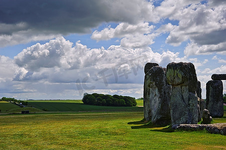 巨石阵与英国仲夏日出和仲冬日落成一直线，以庆祝夏至。