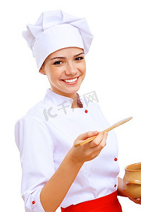年轻厨师准备食物穿着红色围裙