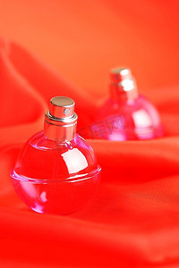 两瓶香水，红色隔开的特写
