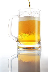 pilsner摄影照片_啤酒被倒入玻璃杯
