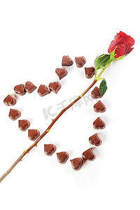 巧克力糖果的心，丘比特和急性；玫瑰的S箭