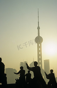 中国上海人在城市天际线上的剪影(东方明珠电视塔)