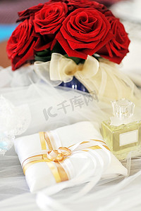 吊袜带、玫瑰、香水和结婚戒指
