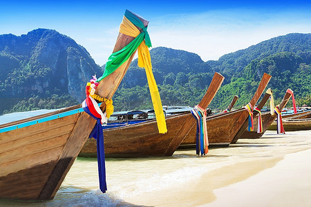 泰国海滩上的长尾船
