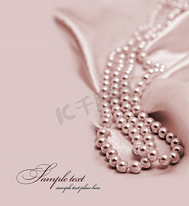 珍珠是丝绸面料上的项链