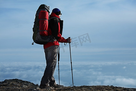 登山徒步的人摄影照片_山里的背包客