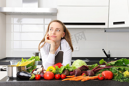 妇女在现代厨房做饭美女室内一角