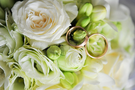 结婚戒指和玫瑰花