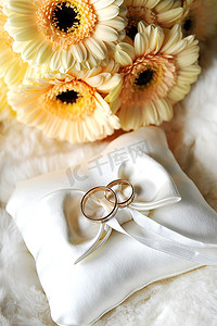 闪光绿色摄影照片_白色枕头上的优雅和结婚戒指